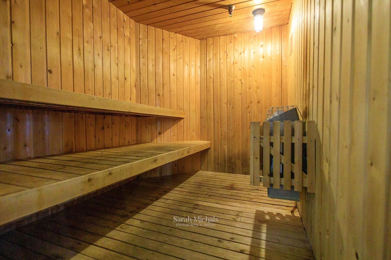 Mountain Host Motor Inn Iron Mountain Esterno foto