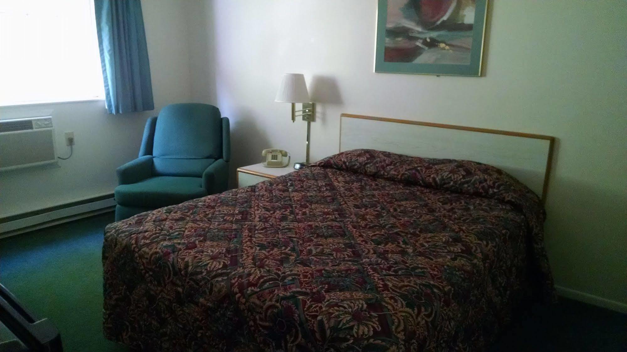 Mountain Host Motor Inn Iron Mountain Esterno foto